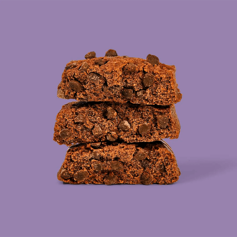 Deliciosa Caja de Protein Brownie con 27g de carbohidratos y 9.7g de grasas, ideal para un snack saludable.